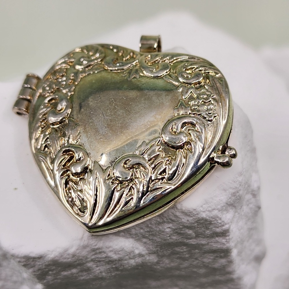 Vintage Silver Tone Heart Locket Pendant Floral Scroll Photo Keepsake Romantic